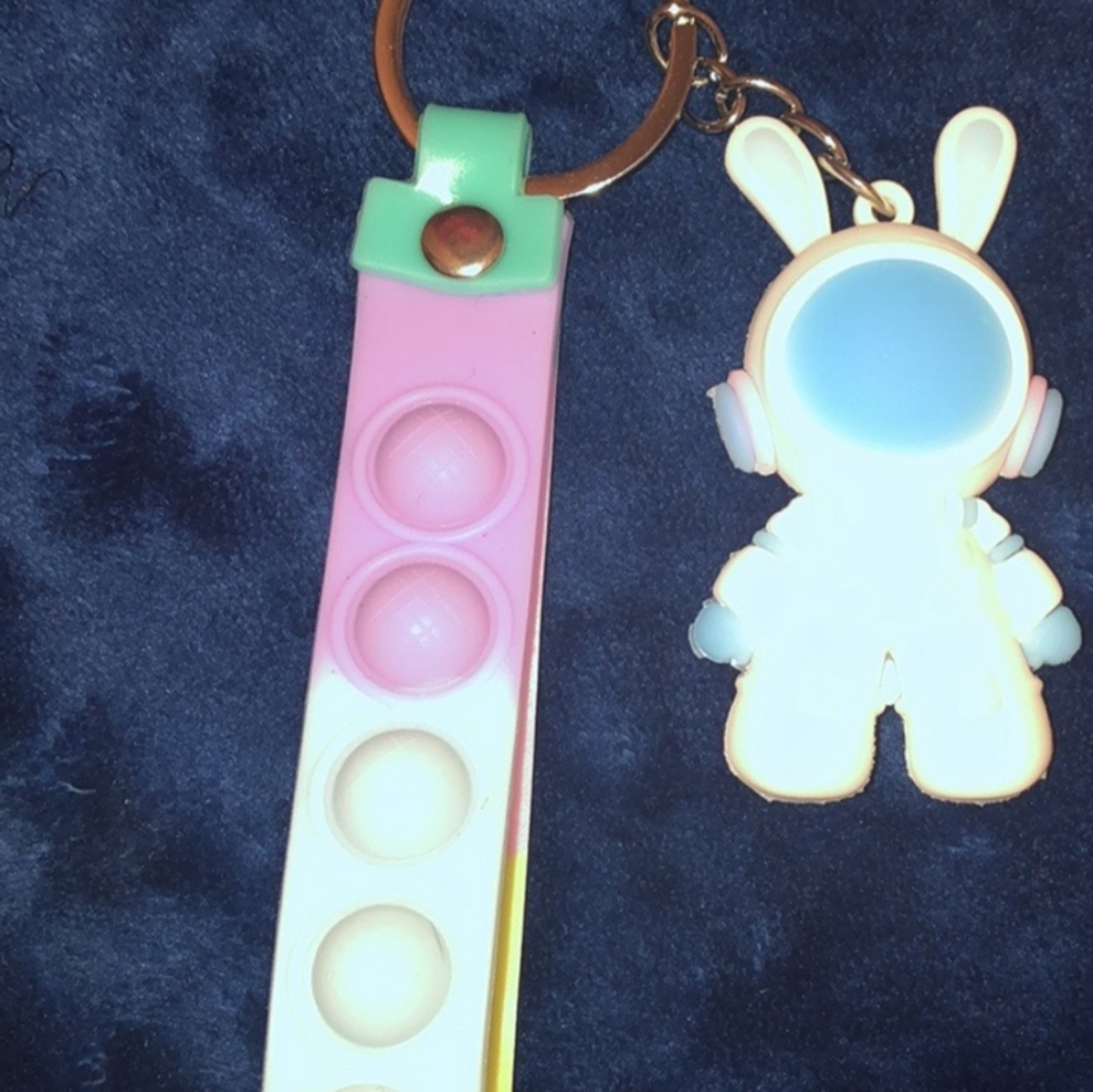 Spaceman Pop Bubble Keychain - Picture 4 of 13